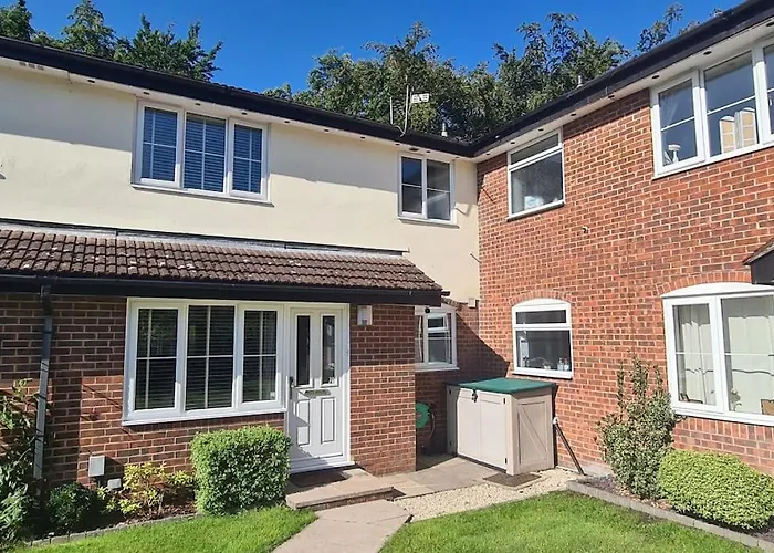 Lovely House Overlooking Field With Woodland Walks